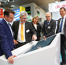 Olaf Grünberg (Weidmüller) explains the DC-INDUSTRIE project to State Secretary Feicht (Federal Ministry for Economic Affairs and Energy)